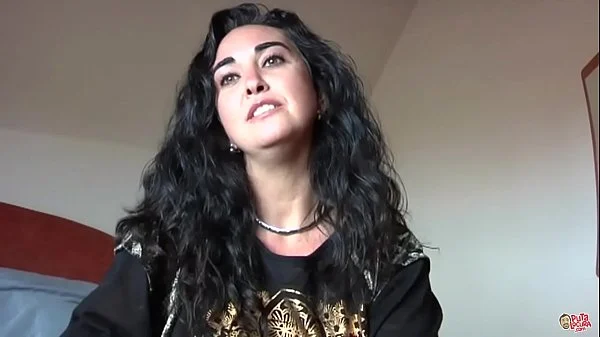 Una madura respetable en público, ¡pero en la cama es una zorra insaciable que pide verga!