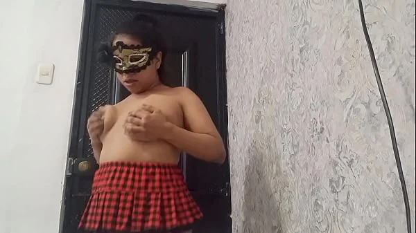 Ama de casa cachonda se graba abierta de piernas mostrando su chocha jugosa.