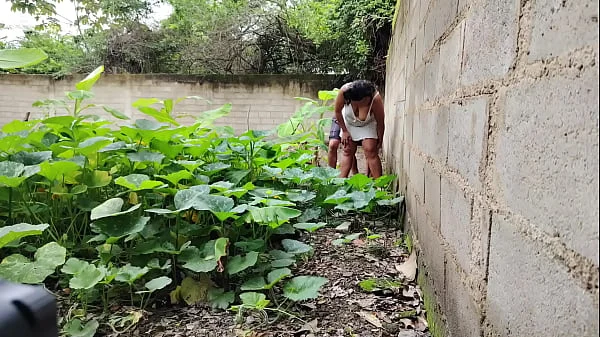 Dando duro a mi vecina mexicana en el monte, casi nos agarran culiando