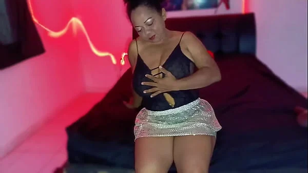 Mamada increíble con madura zorra tetona sedienta de pollas para tríos y orgías salvajes.