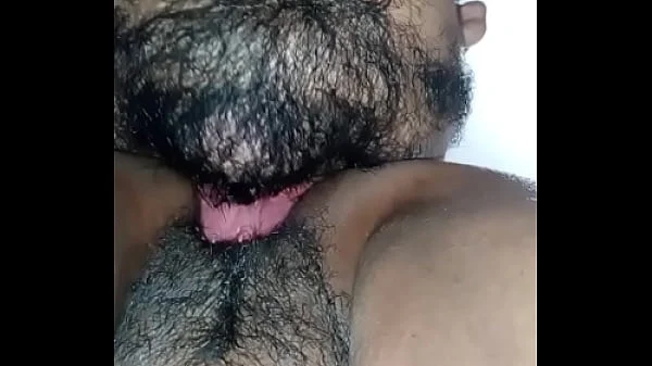 Me pongo de rodillas y le lamo el ano entero a la mexicana tetona y culona