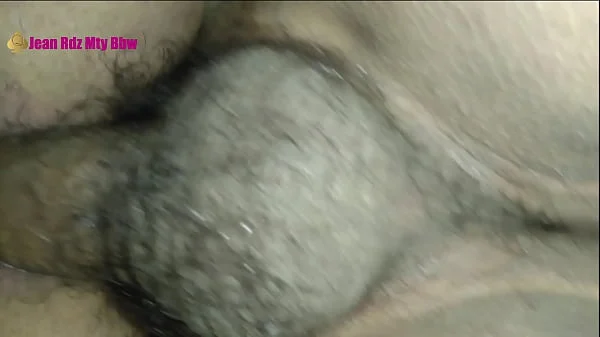 Mexicana culona se deja llenar de leche mientras el cornudo limpia.