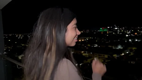 Mexicana ninfómana con tetas perfectas follada a pelo por verga enorme en el balcón, Verito Aguas grita de placer mientras le destrozan el coño apretado.