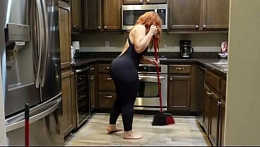 Chica muda y gruesa limpia mi apartamento