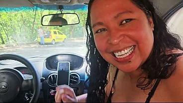 Descarada DeisyYeraldine mamando en carro público