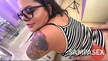 Mujer Curvosa Termina con Creampie Anal en la Cocina