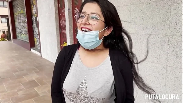 Pilladas: Dessy, la inocente chubby tetona, termina en sexo caliente